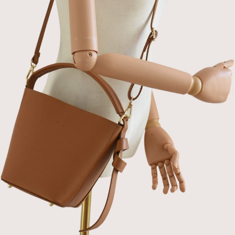 Flow Camel Leather Handbag crossbody details