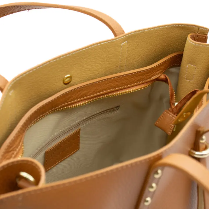 pormenor interior da Bela Camel Mala Tote em Pele