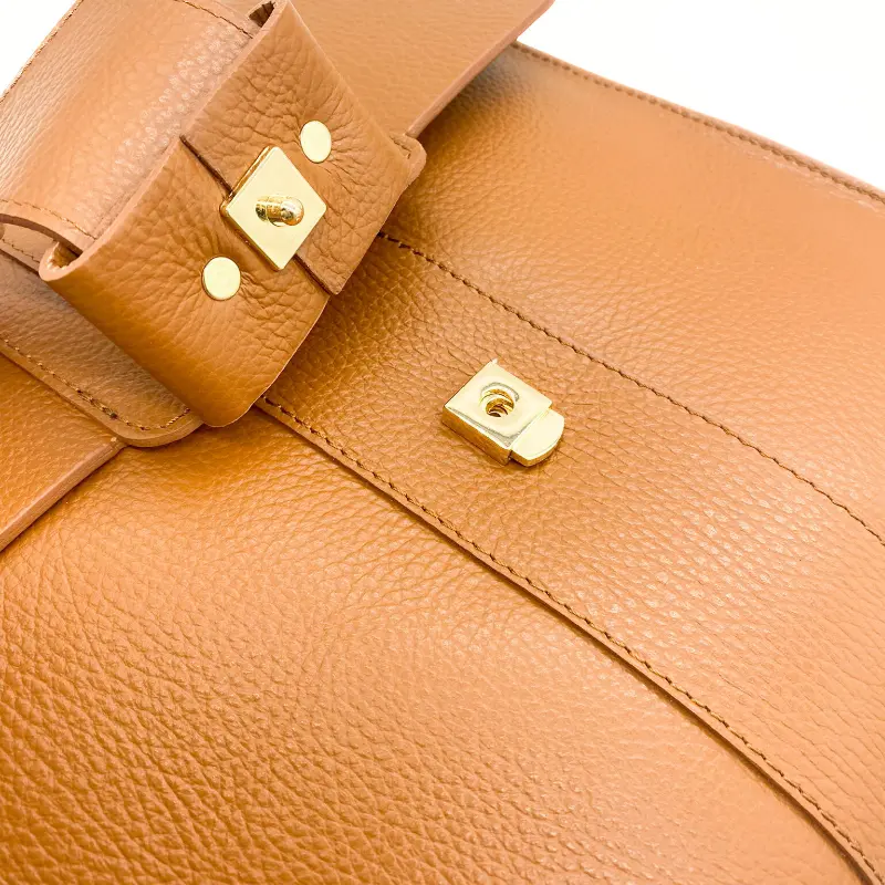 duo camel leather backpack closing detail