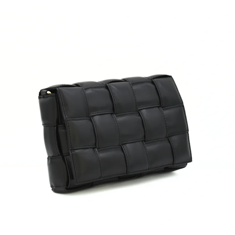 Braid Mala Tiracolo Preta em Pele lado