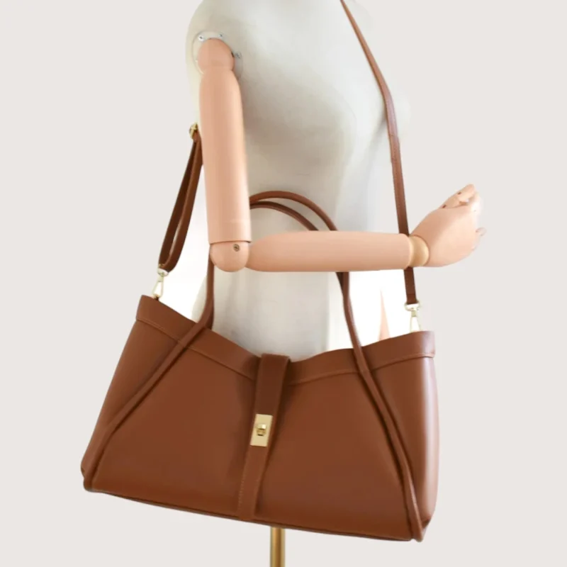 Marge camel Leather Handbag crossbody detail