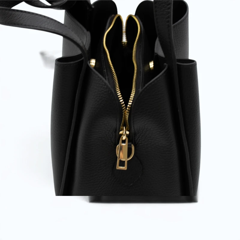 Bruna Black Leather Handbag closing details